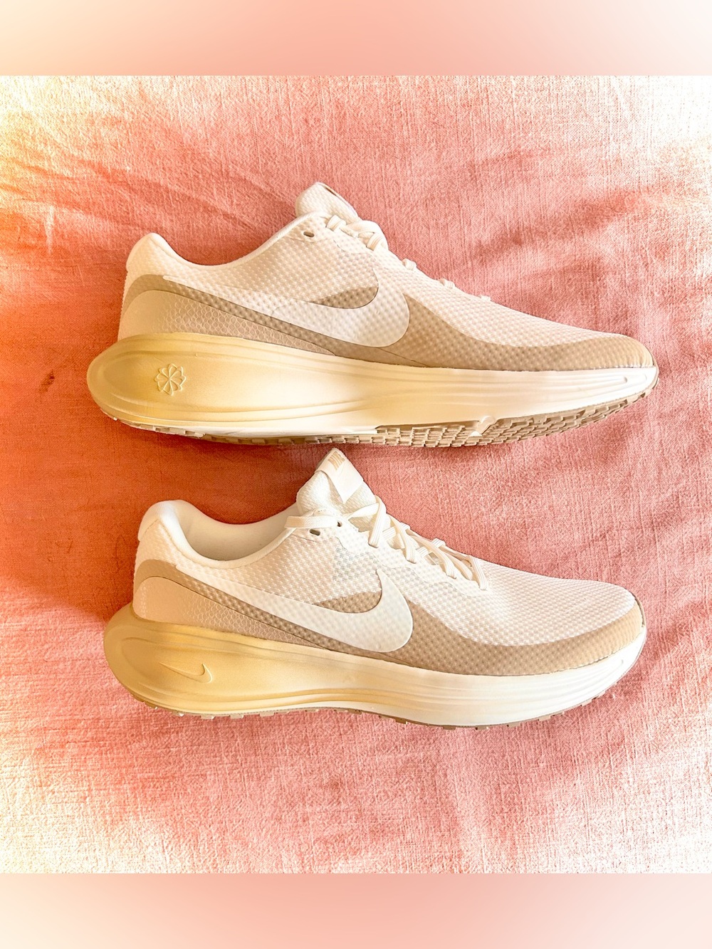 Nike Men’s WIDE WIDTH 10.5 revolution road running shoes